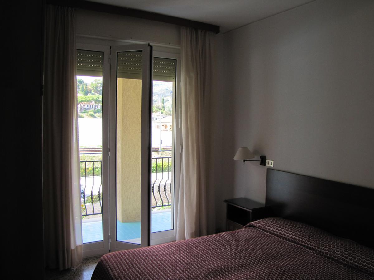 Holiday'S Beach Aparthotel เวนติมิญา ภายนอก รูปภาพ