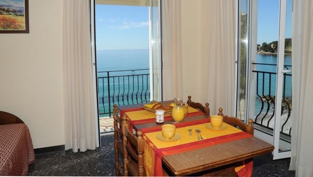 Holiday'S Beach Aparthotel เวนติมิญา ภายนอก รูปภาพ