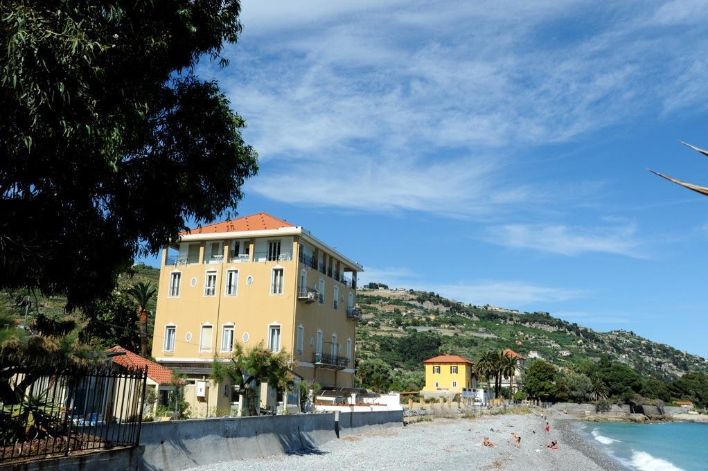Holiday'S Beach Aparthotel เวนติมิญา ภายนอก รูปภาพ