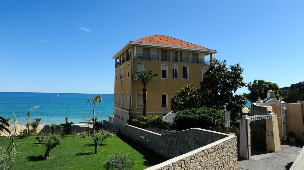 Holiday'S Beach Aparthotel เวนติมิญา ภายนอก รูปภาพ
