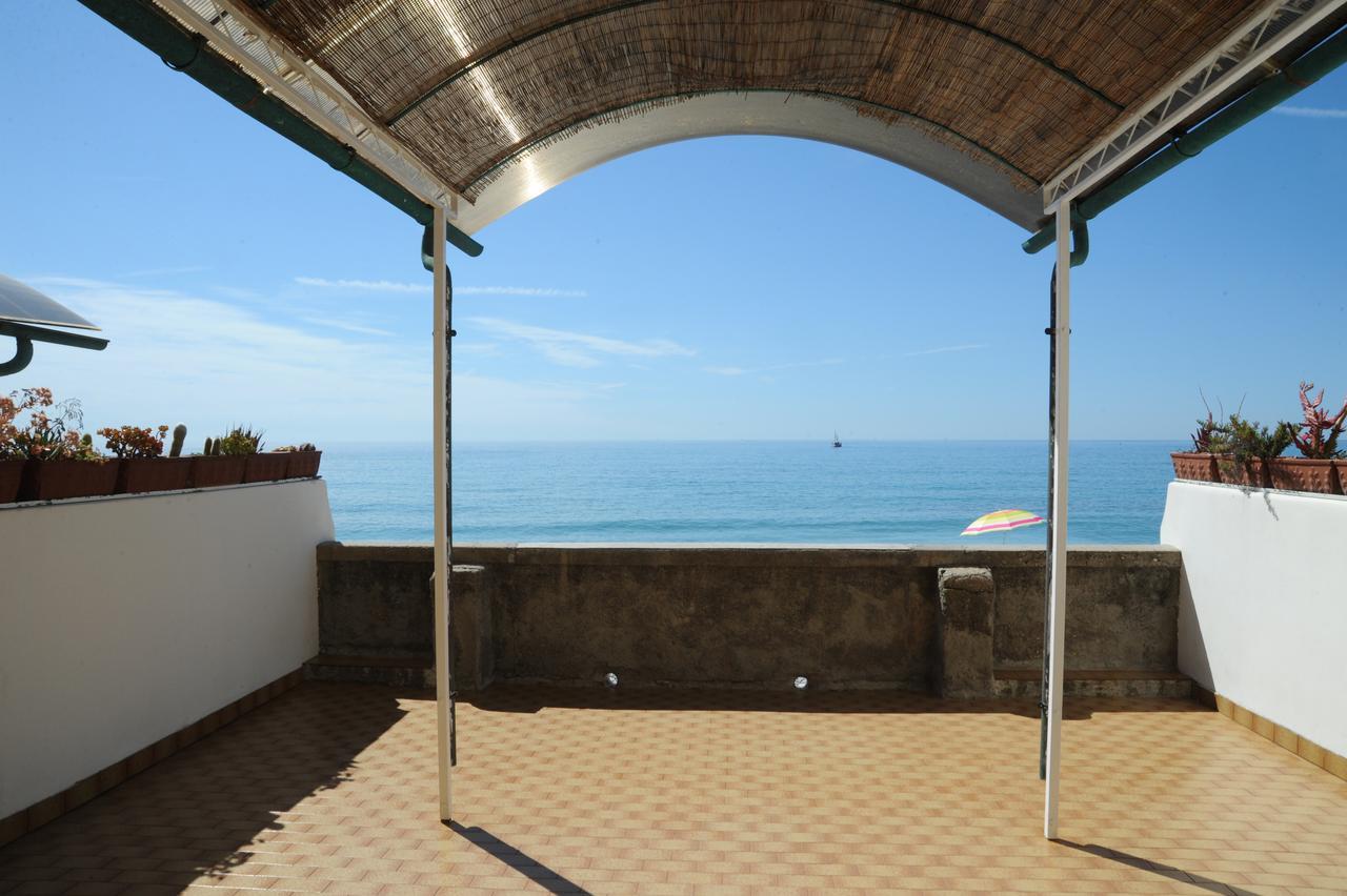 Holiday'S Beach Aparthotel เวนติมิญา ภายนอก รูปภาพ