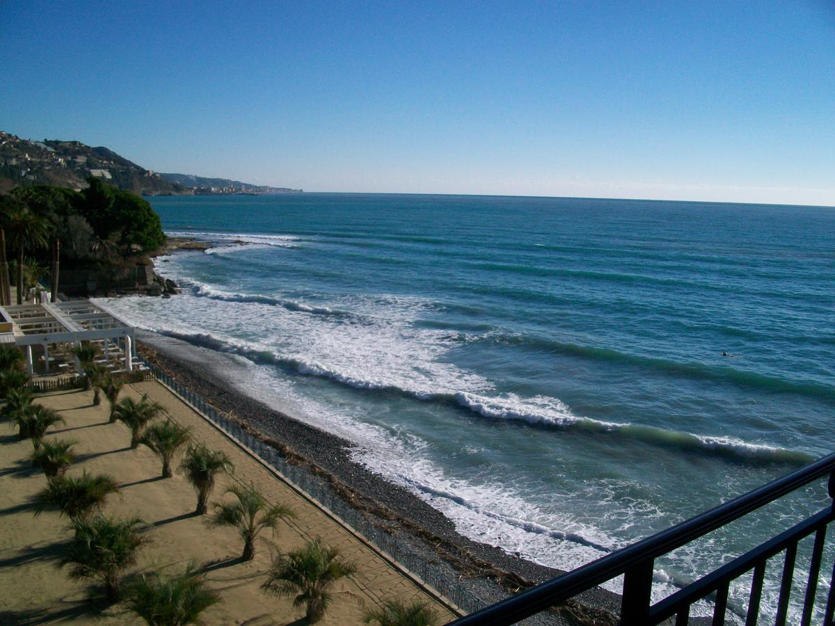 Holiday'S Beach Aparthotel เวนติมิญา ภายนอก รูปภาพ